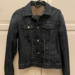 Jeans jacka - Jeans jacka utan några defekter. Har endast andvänt några fåtal gånger då armarna är för långa för mig.   Storlek S men tycker den bättre passar M om man inte vill ha en mer oversized passform😊