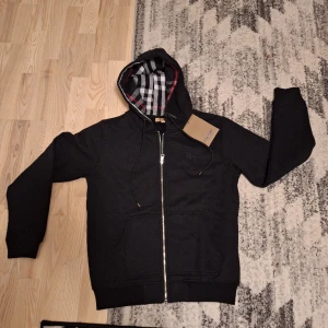 Burberry Tröja - Bästa tröjan att skaffa sig denhär tiden på året. Skit snygg och hög kvalité. Med en vit tröja till kan inget gå fel!💯 Absolut ingen skillnad på denna och en äkta, bara priset😀