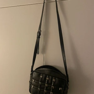 Väska med nitar - En svart väska ifrån Zara med ”silvriga ” nitar, använd fåtal gånger.