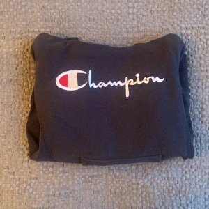  Champion hoodie i reverse weave  - Champion hoodie i storlek s i deras exklusiva reverse weave, nypris ca 1300kr. Hoodien är mörkblå och i nyskick. 