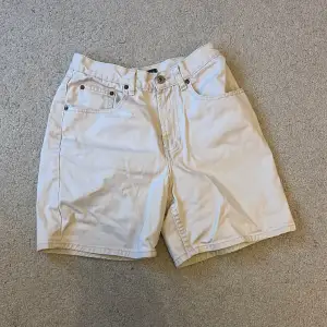 Jättefina krämvita shorts med hög midja från GAP. Byxorna har tecken på användning men är i bra skick.