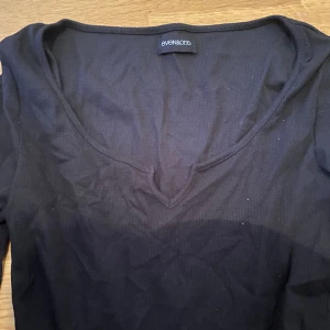 Svart magtröja - En kort svart magtröja med säkring väldigt snygg och ha till både fest o vardags med långarmar o skönt tyg 