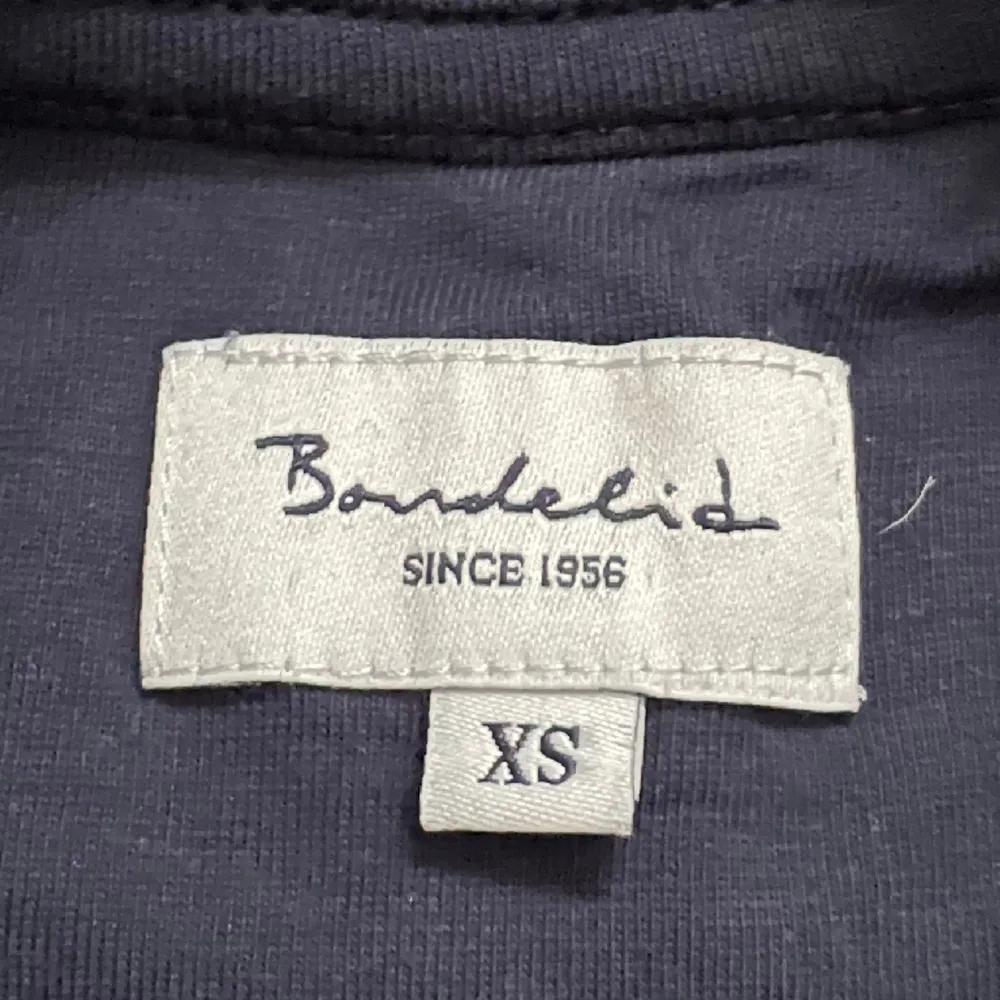 mörkblå bondelid tröja, andvänd fåtal gånger så så gott som ny. storlek XS. Hoodies.