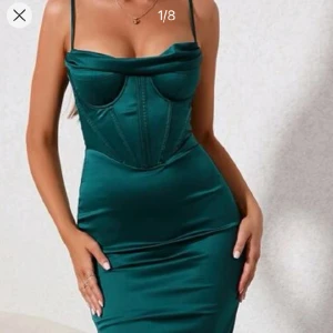 Smaragdgrön klänning - Smaragdgrön satin klänning, passar perfekt till bal och bröllops tillfällen. Klänningen är i nyskick. Klänningen är i storlek S