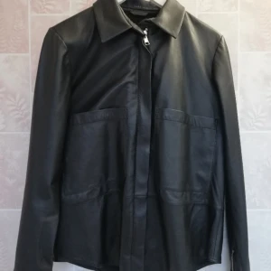 Skinnskjorta ZARA Studio st M Lammläder  - Fantastiskt skön läderskjorta i princip oanvänd, som ny. Blixtlås fram och även i ärmarna. 