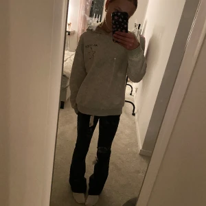 Svarta Bootcut jeans - low waist bootcut jeans från lager 157, aldrig använda köpte nyss, beställde i fel modell så därför säljer jag dom, nypriset är 400kr men säljer för 300kr💘 Dom är i xxs full lenght och är lite ungefär 5 för långa för mig som är 1,57cm