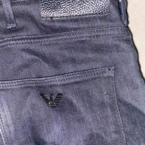 Armani jeans  slimfit strl 29/32 köpt från nätet och kvitto kan ordnas.