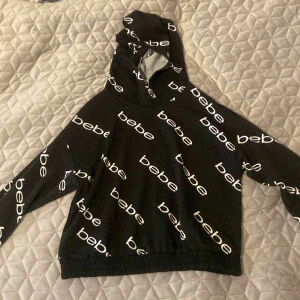 Huvtröja - Huvtröja från bebe. Knappt använd och drf säljs den. Köpt i New York tillsammans med en rosa T-shirt (separat annons). Ny priset ligger runt 64$.