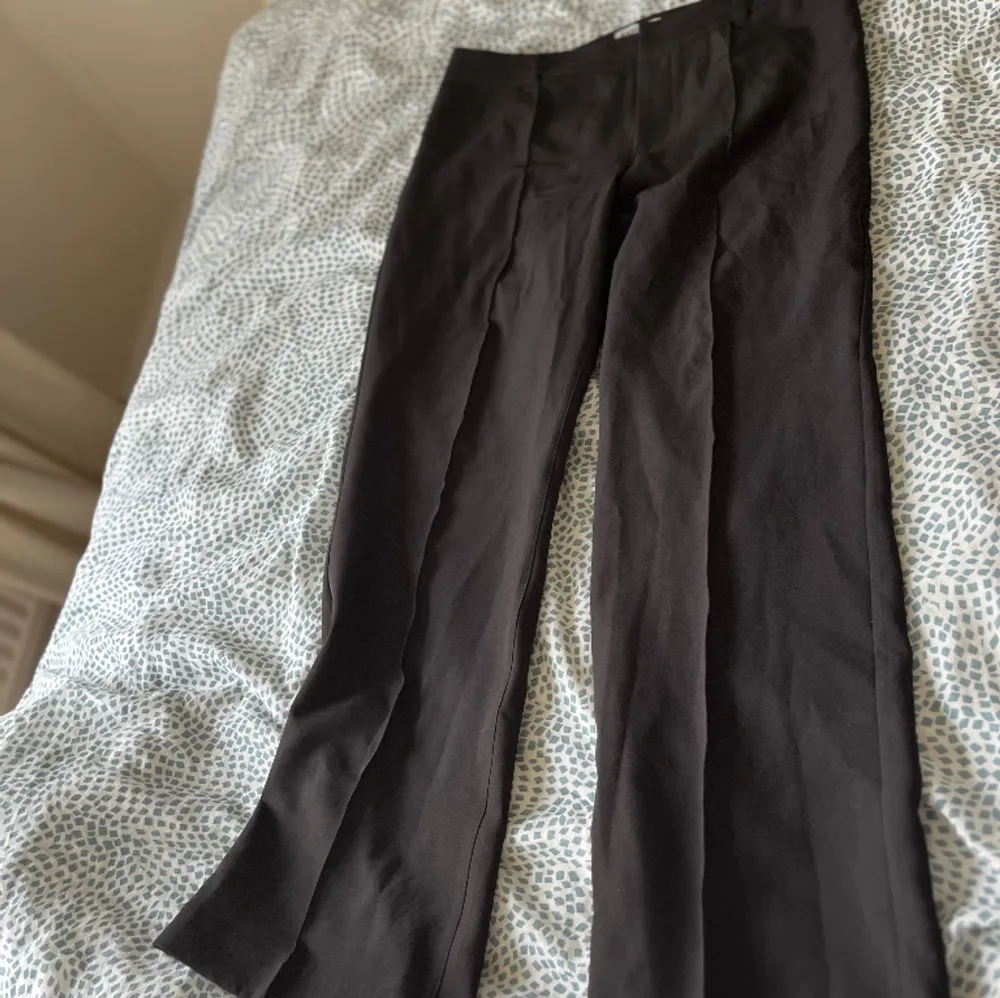 Ett par svarta kostymbyxor från madlady.se modell är low waist har använt två gånger . Jeans & Byxor.