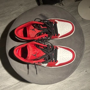 Jordan 1 Low Bulls - Säljer mina Jordan 1 Low Bulls. Nypris 1500kr från StockX. Bra skick. Pris kan diskuteras i dm