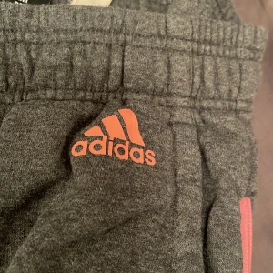 Adidas byxor  - Knappt använda finns även en matchade tröja till