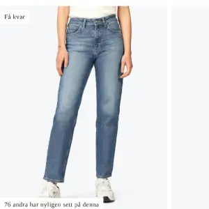 Blåa jeans från lee, har gått upp nån storlek för att de ska sitta mer löst. Är 160cm lång och de går ner till fötterna på mig❤️