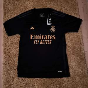 1:1 Real Madrid Fotbolls Jersey Tröja, Storlek S och passar som en S, har adidas branding och tags kvar. Aldrig använd