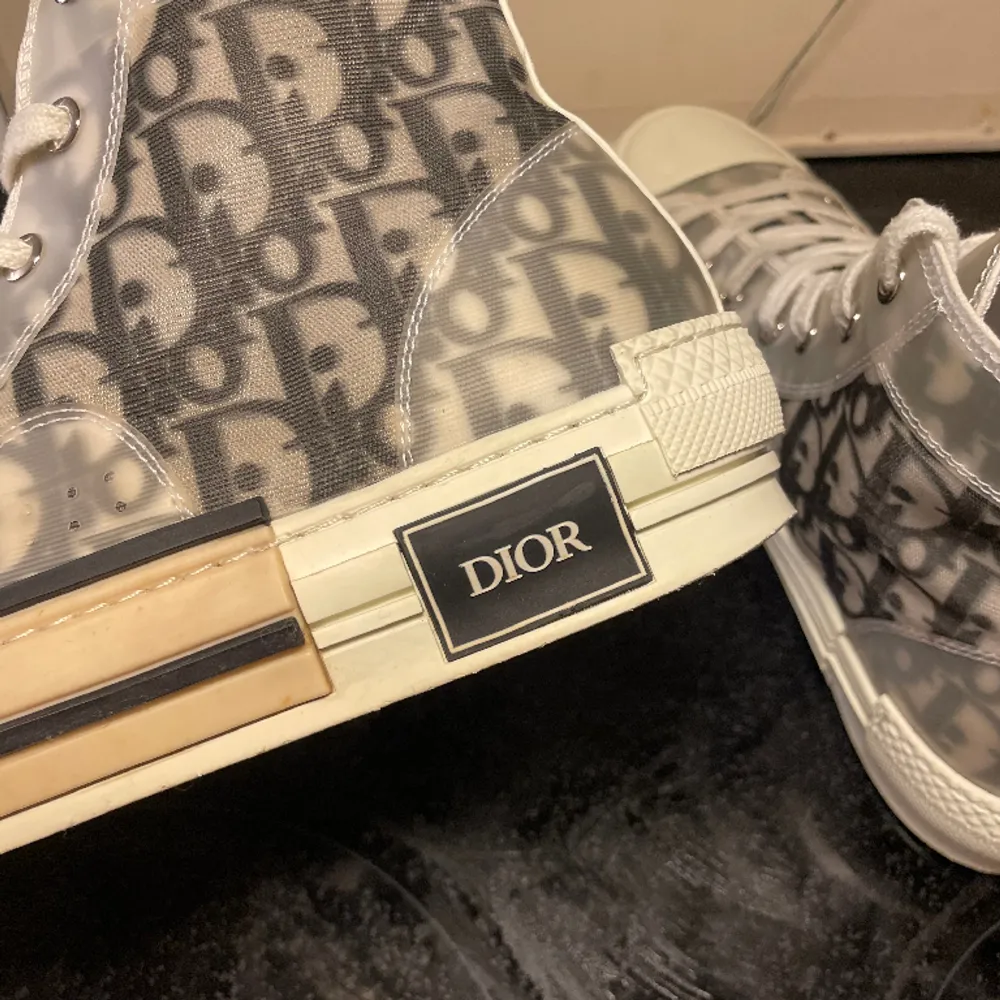Fräscha och nytvättade Dior skor, storlek 41.  Skorna är från säljaren Kevin (bästa batchen som finns just nu)  1 : 1. Skor.