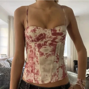 unik korsett - skit snygg och cool korsett! säljer då den är lite liten på mig🥺