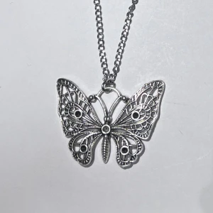 halsband med fjäril - ett silver fjärilshalsband 🦋materialet är låtsas silver och är gråaktigt, men i fint skick. frakt 18kr med swish, eller använd köp nu!