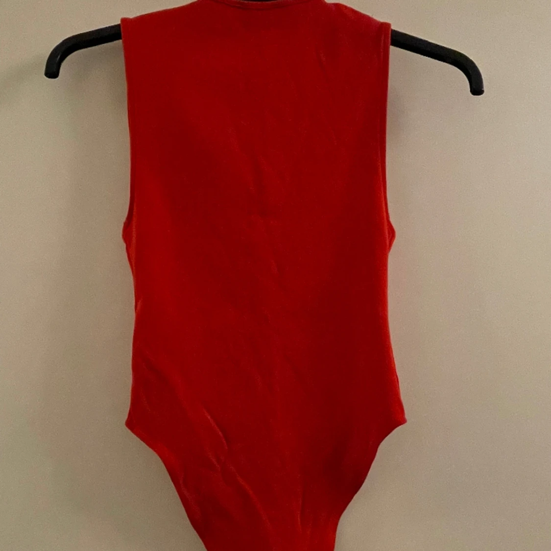Röd kortärmad body - 90