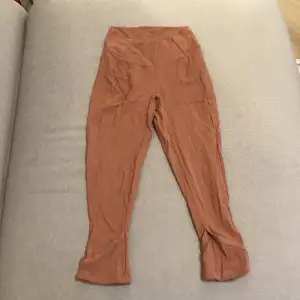 Orange-rosa tights från gymshark. De är 3/4-långa och har dekorativa hål vid bensluten som ses på sista bilden. Använda mindre än 5 gånger så i nyskick