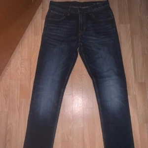 Slim jeans  - Tja jag säljer nu ett par mörkblå Slim jeans i storlek 31/32. Om du har någon fundering är det bara att säga till. Priset går att förhandla vid snabb affär. 