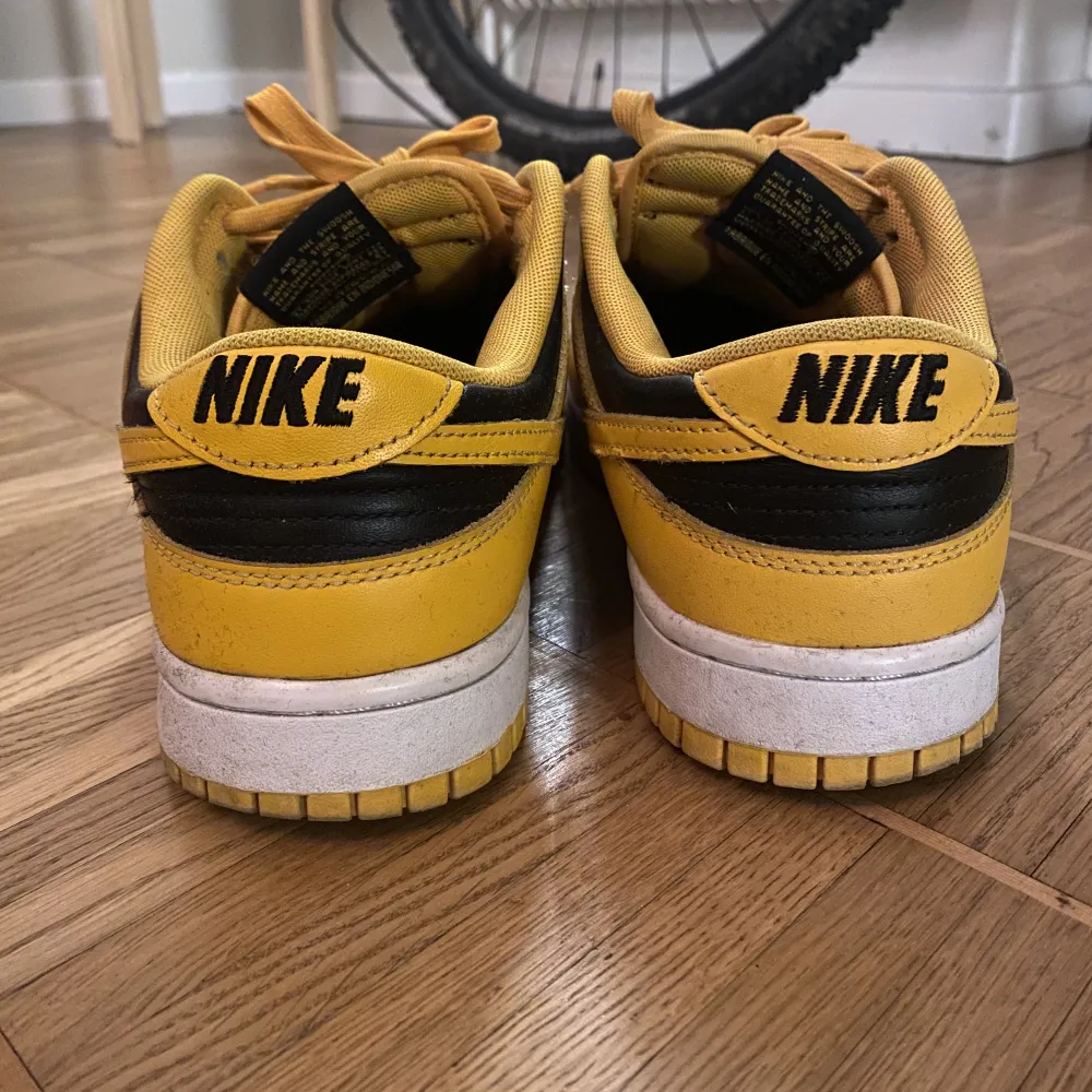 Säljer ett par schyssta Nike dunk low i storlek 42,5 i bra skick. Som det syns på bilderna så finns visst slitage. Det mesta är smuts. Färg: Goldenrod. Skor.