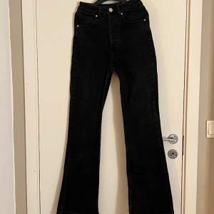 Högmidjade svarta Boot Flare 980 Jeans med knappgylf och stretch. Storlek är 30 längd och 24 midja. Har fållat ner dem längst ner  