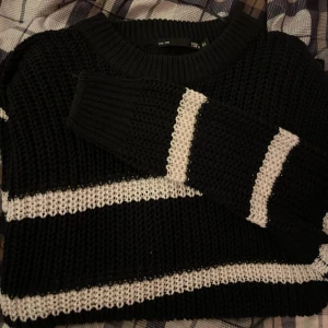 Stickad randig tröja  - Säljs då den inte kommer till användning därför också i fint skick!💝