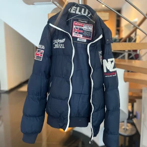 Jacka  - En mycket elegant jacka i väldigt bra skick. Jackan är välvårdad och finns inne i färgen marinblå. 