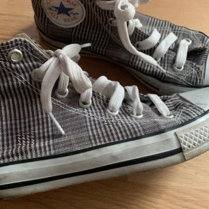 Converse rutiga höga storlek 38 - Rutiga höga converse storlek 38 Inte äkta Väldigt fint skick  100kr