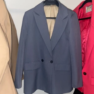 Blå-grå kavaj - Säljer en blå-grå kavaj i storlek S, endast använd 2-3 gånger 🫶 Nypris 379, säljer för 200kr. Köparen står för frakten alternativt möts upp i Jönköping 🤝