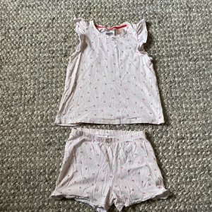 Pyjamas - Supergullig pyjamas i fint skick. Fint körsbärsmönster på och söt volangärm. 