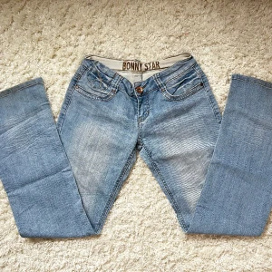Lågmidjade Bootcut jeans  - Ljusblåa Lågmidjade Bootcut jeans, i fint skick utan defekter. Innerbenslängd: 78 midjemått: 36 + mycket stretch. vill du köpa trycker du på köp nu, jag postar inom 24h