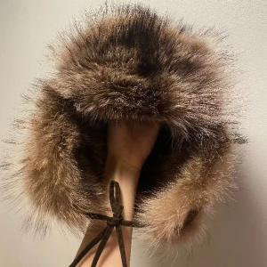 Päls mössa  - JÄTTE varm klassisk och fin päls mössa (äkta päls). Älskar dessa med äkta päls då den värmer så otroligt mycket! Perfekt nu i denna kalla vintern. Mitt huvudmått är ca 55cm och den passar bra, om man har några cm större går det också bra💗