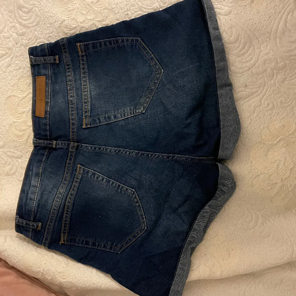 Äldre jeansshorts i mörkblå färg, storlek 38. Shorts.