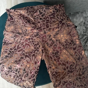 Onzie biker shorts  - Helt nya biker shorts från Onzie! Leopard mönster ❤️
