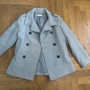 Vår/höst kappa - Jätte fin kappa i bra skick! Hittar inte storlek men passar mig bra som har S 