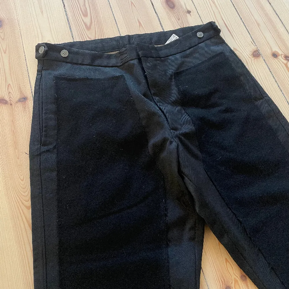 Skitcoola byxor från comme des garcons som har extra tyg på framsidan, riktigt snygg detalj.. Jeans & Byxor.