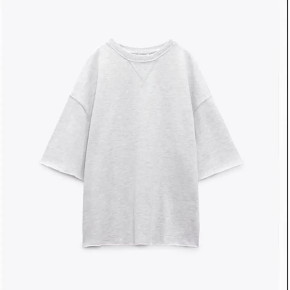 Säljer denna populära trekvartsärmade tröja från Zara som är helt slutsåld i grått. Storlek S och i gott skick ☺️. Tröjor & Koftor.