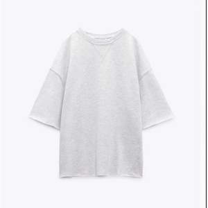 Säljer denna populära trekvartsärmade tröja från Zara som är helt slutsåld i grått. Storlek S och i gott skick ☺️