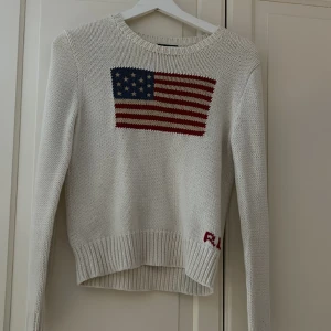 Ralph Lauren stickad - Älskar denna tröja, men den är tyvärr för liten nu. Sitter som en smäck och är väldigt stilren. Säljs billigt då jag rensar garderoben och behöver plats. Snabb och smidig affär uppskattas🫶🏼 Helt felfri, förutom fläcken på bilden (går troligtvis bort i tvät