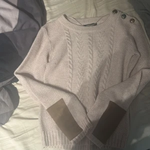 Tjock tröja ☺️ - Hej!! Säljer denna fina tröja! Jag älskar denna fina tröja men inte min färg tyvärr. PRISS KAN DISKUTERAS 