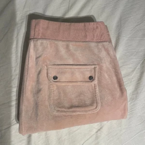 Juicy byxor - Säljer domma ljusrosa juicy byxorna. Köp via köp nu