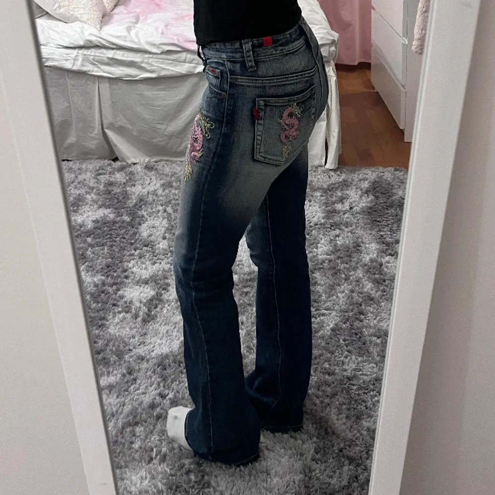 Super coola jeans med så snygga detaljer⭐️i väldigt fint skick💞st 38 men sitter mer som 34💞midjemått: 34cm tvärsöver, passar mig i längden som är ca 170🙌. Jeans & Byxor.