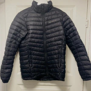 Peak Performance JR Frost Down Jacket - Klassisk dunjacka från Peak Performance. Mycket fint skick och sparsamt använd. 