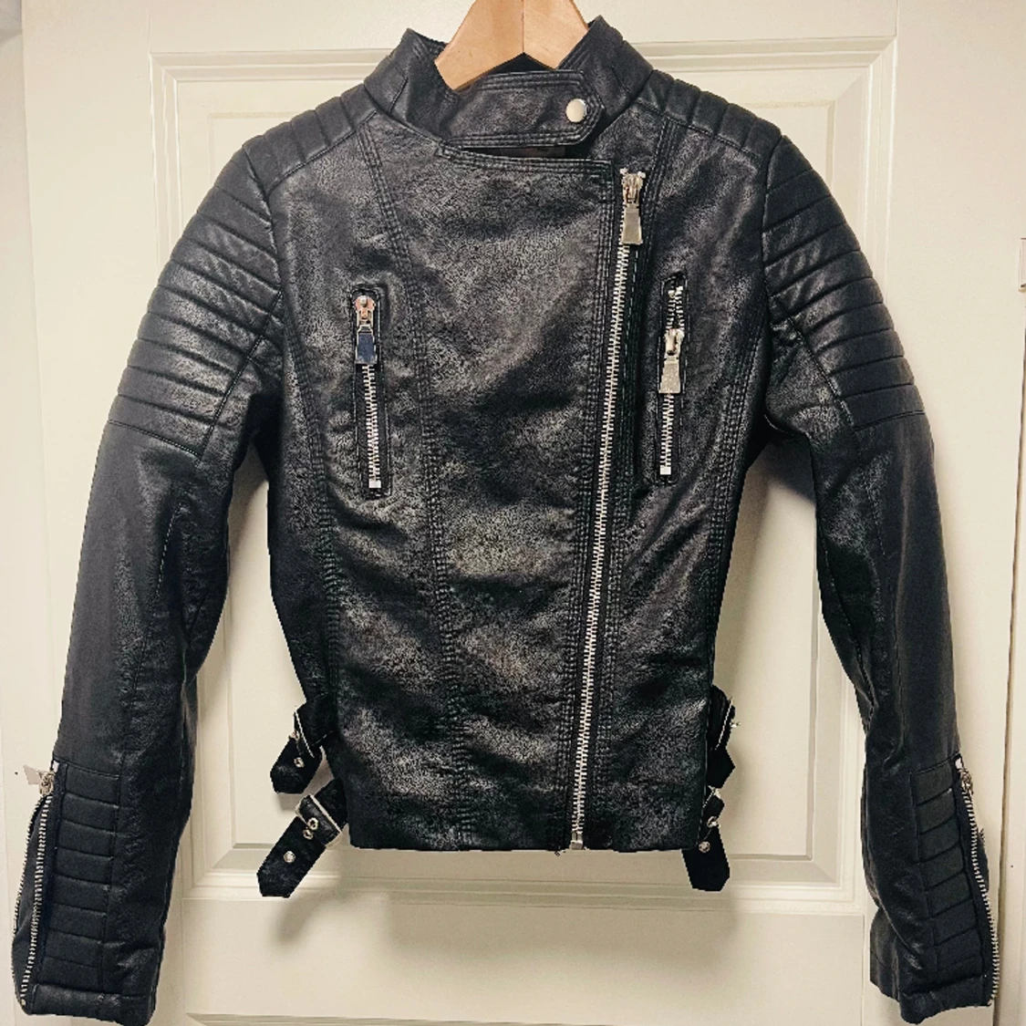 MC-jacka från Voyelles