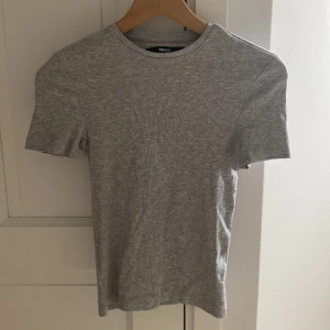 Kortärmad tröja  - En ljusgrå tröja från BikBok, aldrig använd! 
