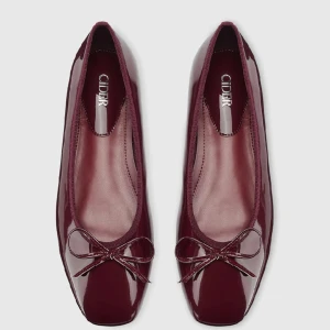 Ballerinaskor - Helt nya trendiga ballerinaskor. Fick dem i julklapp men dem passade tyvärr inte. ALDRIG använda. Storlek 41 men är som 40!