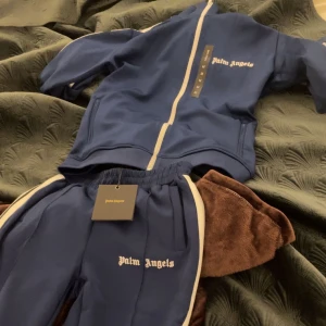 Palm Angels dress - Tjena! Säljer min helt nya Palm angels dress i storlek M. Helt ny och bara testad en enstaka gång, tags finns kvar och säljs pga dressen var för storlek, priset är ej hugget i sten. Tveka inte på att slå ett pling privat vid övriga frågor!