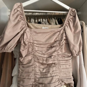 Söt topp - Söt topp från NA-KD. Passar till vardags men även när man vill klä upp sig lite. 