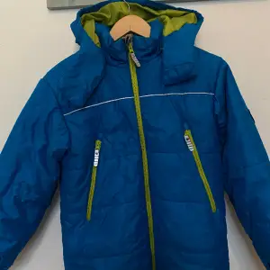 Den här jackan är perfekt att åka skidor i eller bara ha i snö och kallt väder, den är väldigt varm. Den är i fint skick och det finns inga tecken på användning förutom namnet på lappen.😄💕