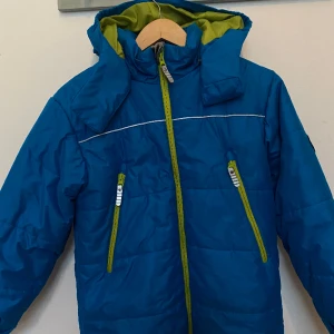 Jacka - Den här jackan är perfekt att åka skidor i eller bara ha i snö och kallt väder, den är väldigt varm. Den är i fint skick och det finns inga tecken på användning förutom namnet på lappen.😄💕